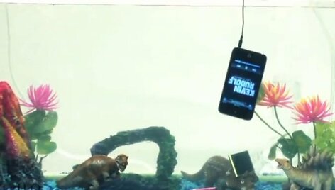 Specialia medžiaga padengtas telefonas, muzikos grotuvas ar kitas įrenginys puikiai veikia net panardintas į vandenį.