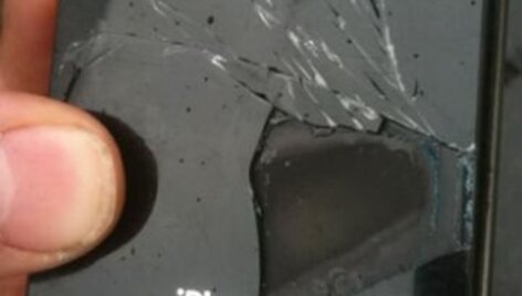 Skrydžio metu i&scaron;silydęs telefonas &bdquo;iPhone&ldquo;.