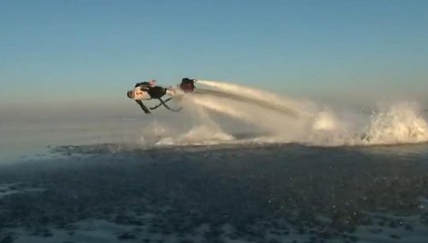 Reaktyvinės vandens skraidyklės „Flyboard“ konstruktorius Franky Zapata sugeba ne tik nardyti kaip delfinas, bet ir verstis ore kūlversčiais. 