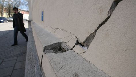 Skylėms Prezidentūros tvoroje lopyti pinigų nėra