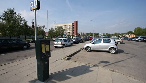 Prie Santari&scaron;kių klinikų automobiliams naujų vietų netasiras mažiausiai metus. Dabar už stovėjimą atvykusiems tenka mokėti
