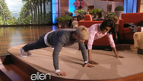 Michelle Obama (de&scaron;inėje) ir Ellen DeGeneres pokalbių laidoje