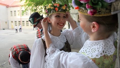 Tūkstantmečio dainų šventei besiruošiantys ansamblio „Vingis“ šokėjai tikisi, kad jokie organizaciniai nesklandumai nesugadins pakilios nuotaikos.