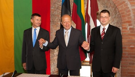 Per Baltijos kelio 20-mečio minėjimą Vilniuje ir A.Kubilius (c.), ir A.Ansipas (k.), ir V.Dombrovskis (d.) kalbėjo lietuvi&scaron;kai. Pastarajam skaitant sveikinimo kalbą, pravertė sukirčiuoti skiemenys.