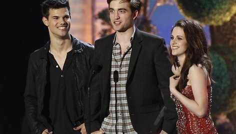 2011-ųjų MTV kino apdovanojimuose: (iš kairės) Tayloras Lautneris, Robertas Pattinsonas ir Kristen Stewart.