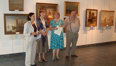 Nidos dailininkų kolonijos darbų parodos atidaryme (i&scaron; kairės): Thomo Manno muziejaus direktorė Vitalija Jonu&scaron;ienė, menotyrininkė Irmantė &Scaron;arakauskienė, vertėja Kristina Sprindžiūnaitė ir V&scaron;Į &bdquo;Nidden&ldquo; atstovas Aleksandras Popovas.