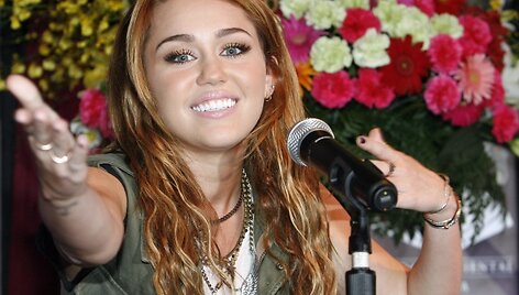 Miley Cyrus 2010-aisiais pateko į Holivude daugiausiai uždirbančių moterų de&scaron;imtuką.