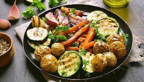 Kepsninėje keptas vegani&scaron;kas maistas