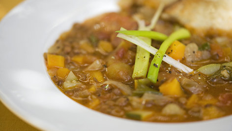 Plovu kvepianti mėsiška lęšių sriuba su daržovėmis