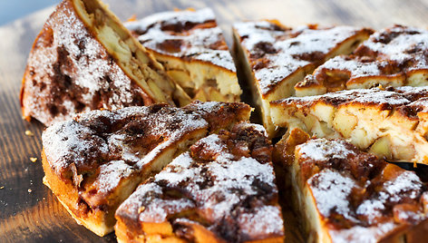 Minkštas obuolių pyragas su graikiniais riešutais