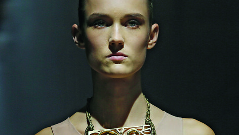 Alber Elbaz 2015 m. pavasario-vasaros kolekcijos modelis