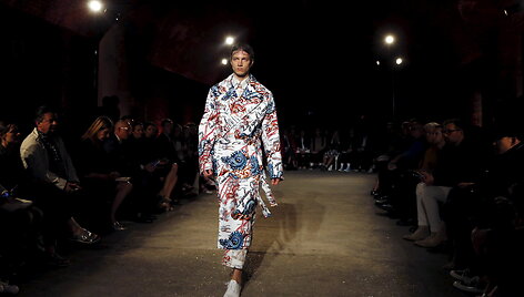 &bdquo;Alexander McQueen&ldquo; 2016 m. pavasario-vasaros kolekcijos modelis 