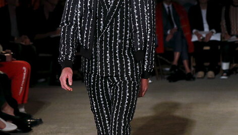 &bdquo;Alexander McQueen&ldquo; 2016 m. pavasario-vasaros kolekcijos modelis 