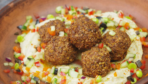 Falafeliai su humusu ir sezoninėmis&nbsp;daržovėmis