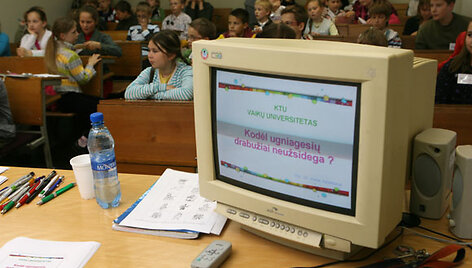 KTU universiteto paskaita &bdquo;Kodėl ugniagesių drabužiai neužsidega liepsnoje?&ldquo; .