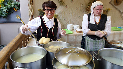 Restoranų tinklas "Bernelių užeiga" švesdamas dešimties metų jubiliejų surengė šventę "Lietuvos vardo tūkstantmečio proga - 1000 cepelinų Kaunui!"