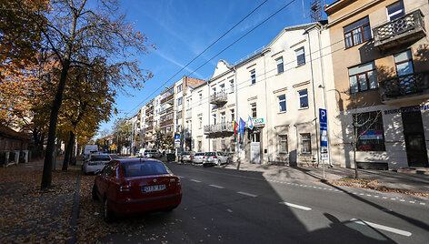 Automobiliai prie policijos komisariato