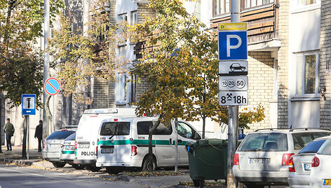 Automobiliai prie policijos komisariato