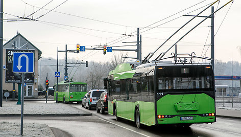 Šerkšnas Kaune sutrikdė troleibusų eismą