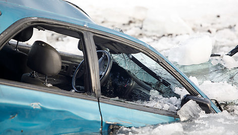 Iš Kauno marių dugno traukiamas automobilis