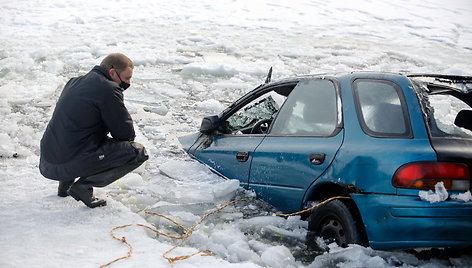 Iš Kauno marių dugno traukiamas automobilis