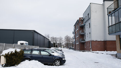 Automobiliai A.Strazdo gatvės namo kieme