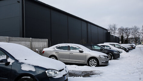 Automobiliai A.Strazdo gatvės namo kieme