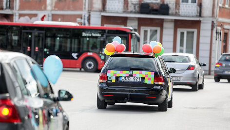 Abiturientai &scaron;venčia paskutinio skambučio dieną