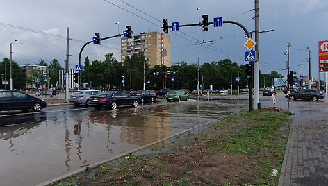 kaune-lietus-uzliejo-taikos-prospekto-sankryza
