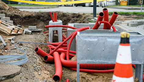 Tesla Supercharger krovimo stotelės statybos