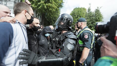 Protestuotojai sustabdė eiseną 