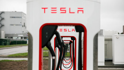 „Tesla supercharger“ krovimo stotelė Kaune