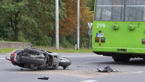 Motoroleris atsitrenkė į troleibusą