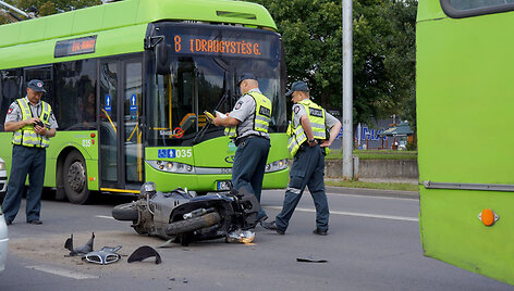 Motoroleris atsitrenkė į troleibusą