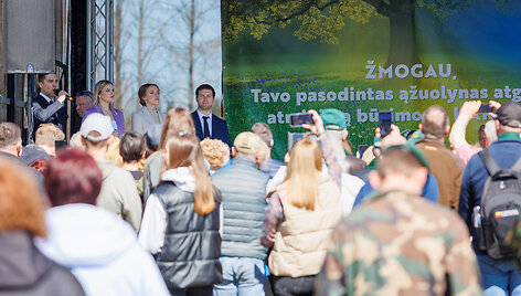 Ąžuolų sodinimo akimirkos