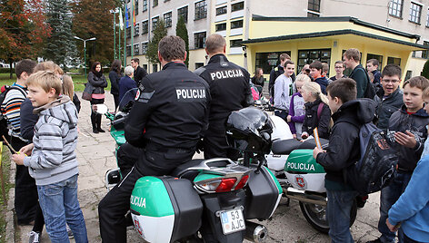 Motociklininkai mokiniams dalino at&scaron;vaitus