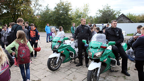 Motociklininkai mokiniams dalino at&scaron;vaitus
