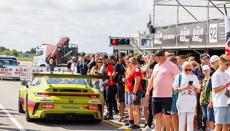 Lenktynių Pit Walk