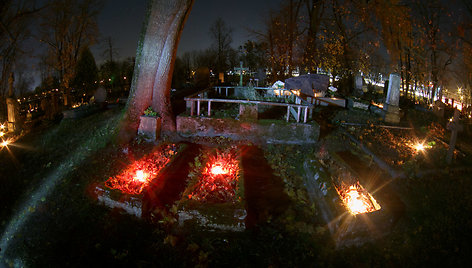 Žvakių šviesa kapinėse