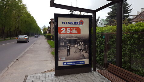 Paroda vie&scaron;ojo transporto stotelėje