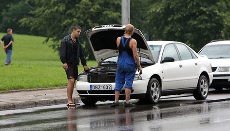 Vairuotojai mėgina užvesti automobilį