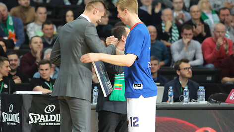 Robertas Javtokas ir Brockas Motumas