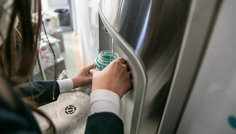 I&scaron; stacionarios gertuvės moksleiviai gali atsigerti tiesiai arba prisipilti vandens į savo turimą tarą.