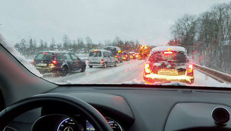 Žiemą ypač svarbu laikytis saugaus atstumo tarp transporto priemonių