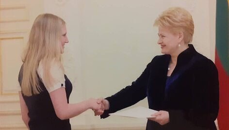 Jos Ekscelencija LR Prezidentė Dalia Grybauskaitė sveikina su &bdquo;reik&scaron;mingu indėliu kuriant sėkmingą ateities Lietuvą&ldquo;.
