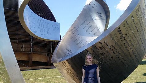 CERN'e Higso bozono tyrimų metu prie CERN skulptūros &bdquo;Klajojant po nei&scaron;matuojamus&ldquo;.