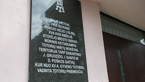 Atminimo lenta, žyminti buvusio Kauno totorių priemiesčio vartus