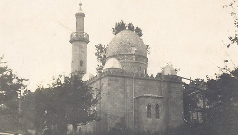 Kauno totorių mečetės pietinis fasadas su kapinių fragmentais (1935 m.)