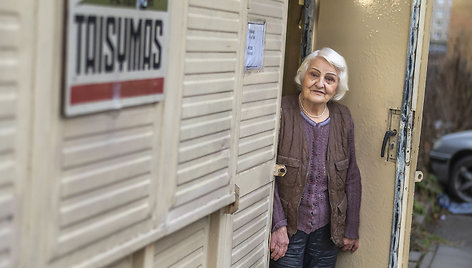 83 metų Eugenija pati išmoko taisyti batus ir dirba iki šiol