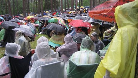 Tik prasidėjus festivalio programai prapliutęs lietus neišgąsdino žiūrovų, kurie buvo iš anksto pasirūpinę apsiaustais ir skėčiais.